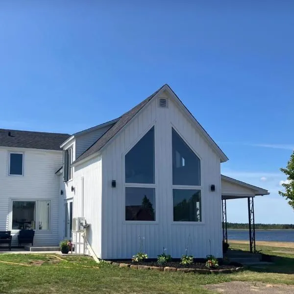 Luxury oceanfront escape, hotel en Neguac