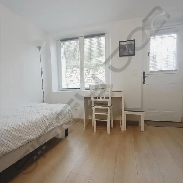 Studio meublé à Bougival, viešbutis mieste Buživalis