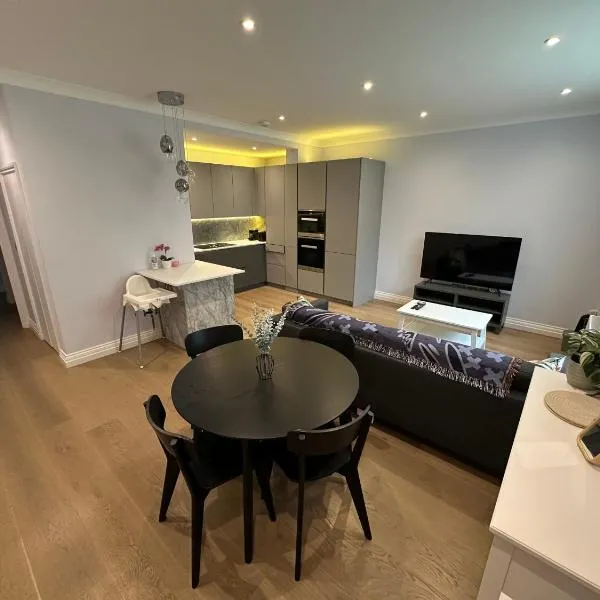 Modern 2 BR Apt in the Heart of London - Victoria Pimlico, hotel i London