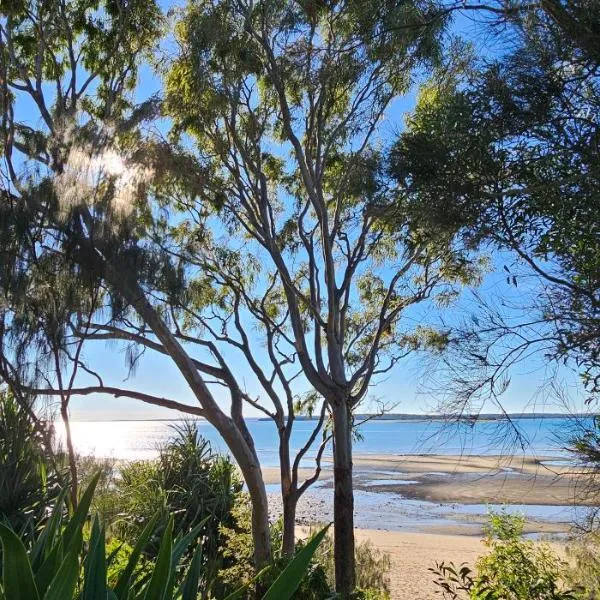 Large Private Apartment beach sunrise park views, hotel in Urangan