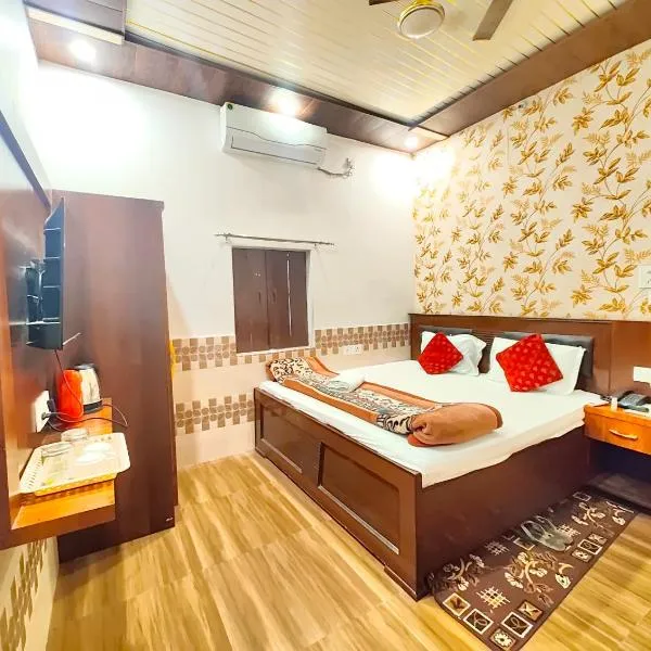 Hotel Ayodhya HNU-MAN GH -Near 400m from Ram Mandir & Hanuman Gadhi Mandir #Fully Air-Conditioning & Spacious Rooms #Free Wifi #Free Parking #Best Hotel In City，位于Ayodhya的酒店