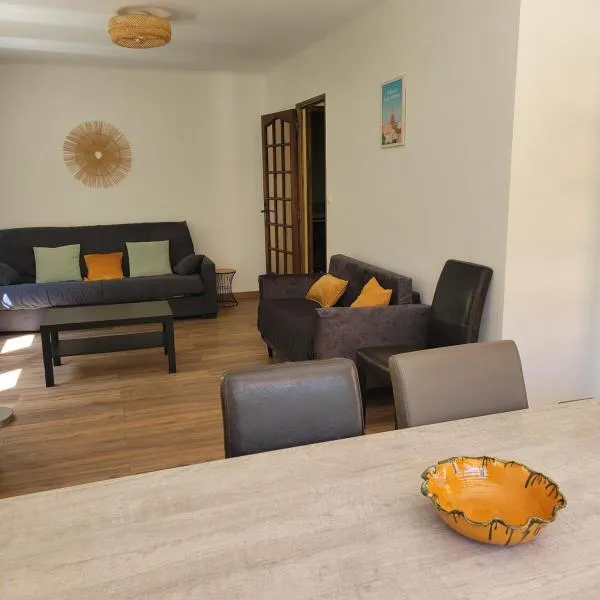 Beautiful house on large wooded grounds of 1600 m2، فندق في لا فاليت دو فار