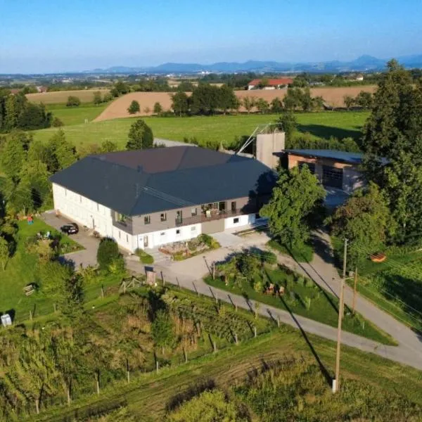 Wildkraut's Kräuter- und Alpakabauernhof, hotel v destinaci Kremsmünster