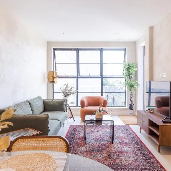Penthouse Peaceful 2 Bed Fulham West Kensington, hotel v Londýně