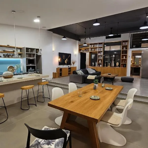 Bed & Coffee, hotel in Néa Péramos