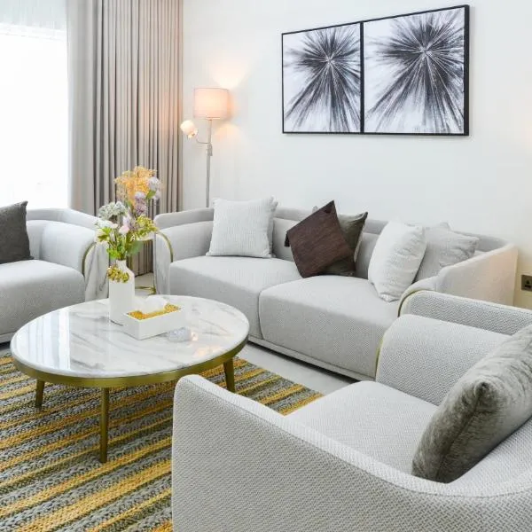 Elegant 2BR Haven - Al Raha Chic Bliss Escape, hotel a Al Qurayyah