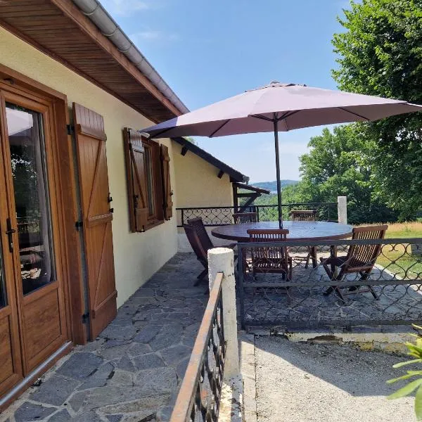 Maison cosy et nature avec vue sur le lac de Neuvic、Liginiacのホテル