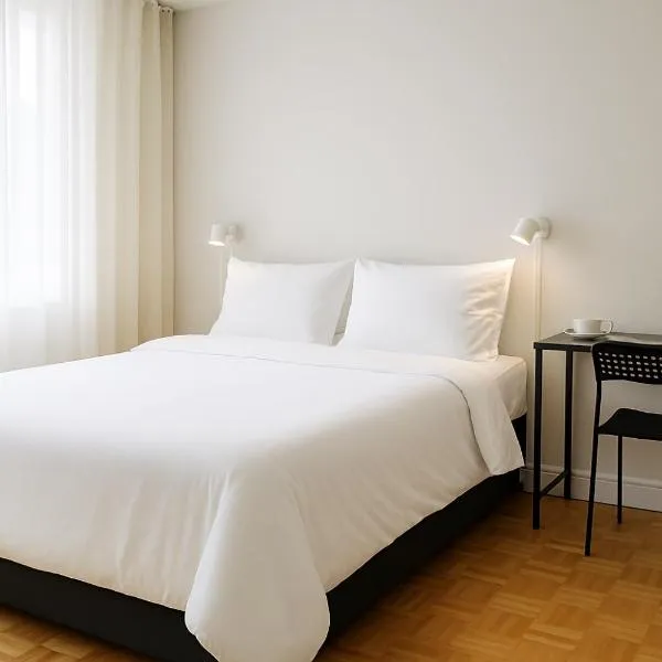 Private Queen Room in Downtown Toronto, Steps to Subway & CN Tower, hotel in Toronto