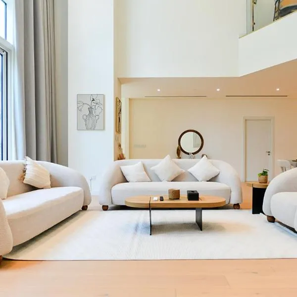 Modern SeaBreeze Apartment - Comfortable & Well-Lit, Hotel in Abu Dhabi