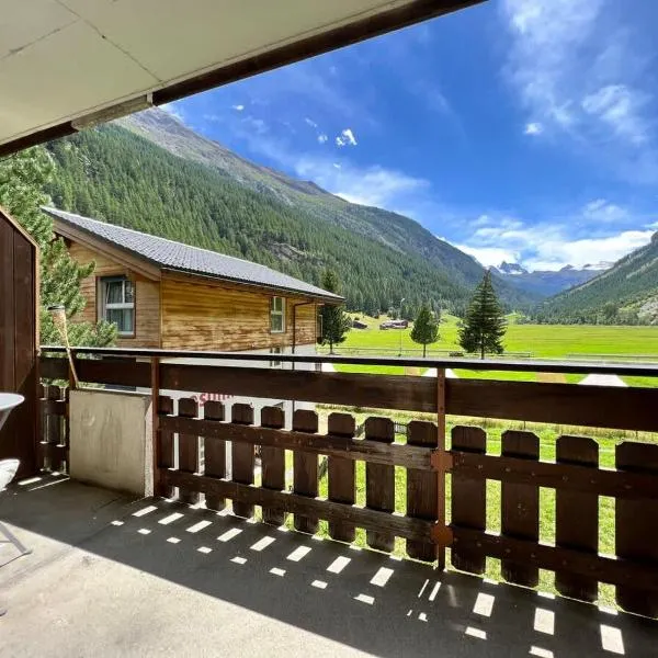 Panorama apartment for 2 near Zermatt with parking!, hotelli kohteessa Täsch