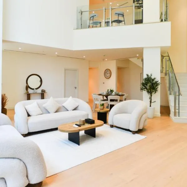 Modern 3BR - Seaside Elegant Chic Luxe Escape, hotel en Abu Dabi