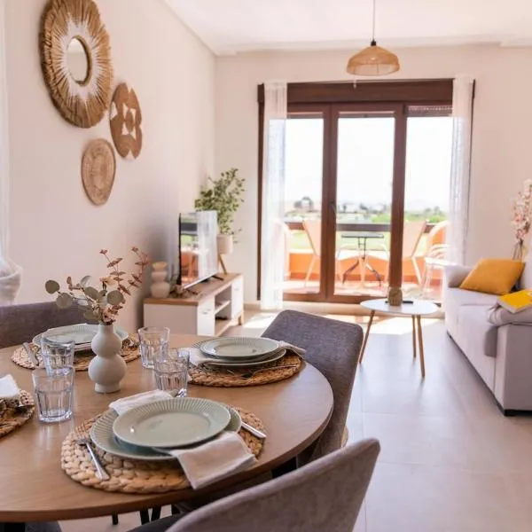 Zonnig verblijf met zee-, golf- en zwembadzicht, hotel a Los Alcázares