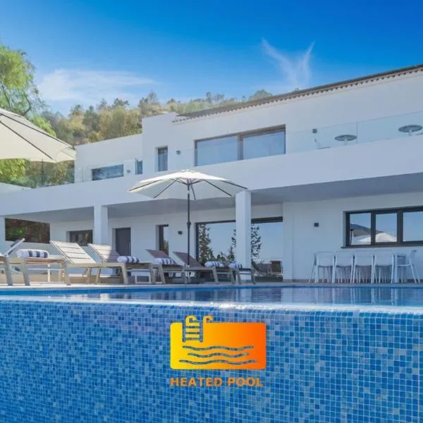 Happyplace Malaga -- Villa with Panoramic Sea View Heated Infinity Saltwater Pool, hotel v Malaze