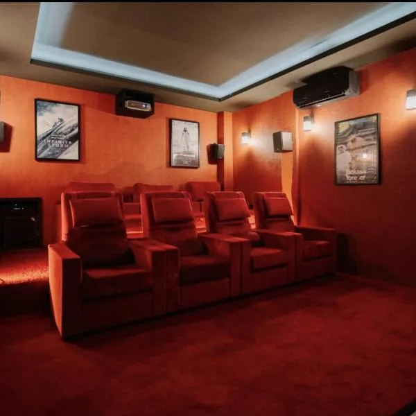 Palm Villa - Award Winning Modern Luxury & Exclusive Villa，位于清迈的酒店