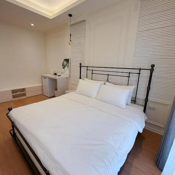 Station B&B, hotel in Tainan