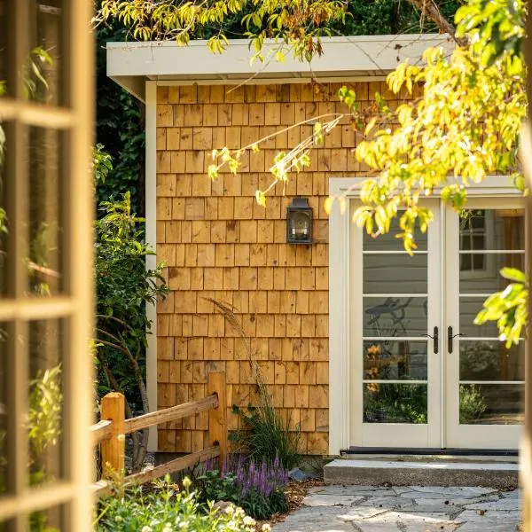 Sunny Designer Retreat with Gym & Game Room، فندق في Monte Rio