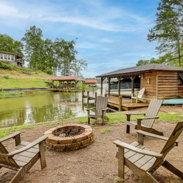 Charming Lake Sinclair Cabin Fire Pit, Dock, hotel di Sparta