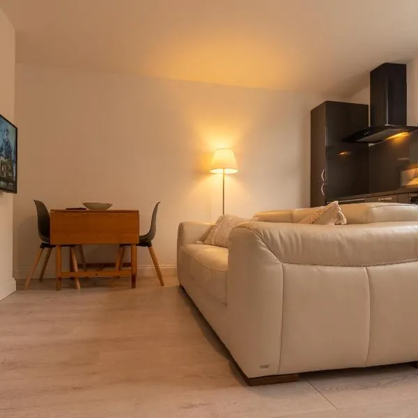 Luxury ground floor modern flat close to city with free parking, hotel in Leeds