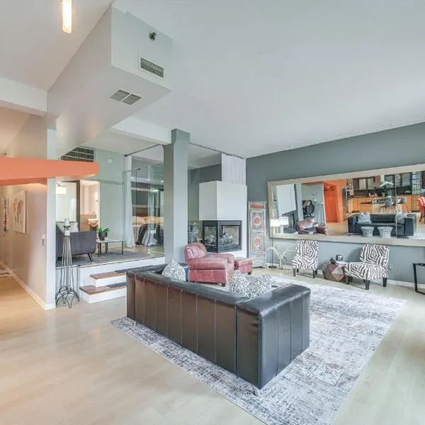 Dtwn Cleveland Loft-Style Condo Walk to Stadiums!, hotel in Cleveland