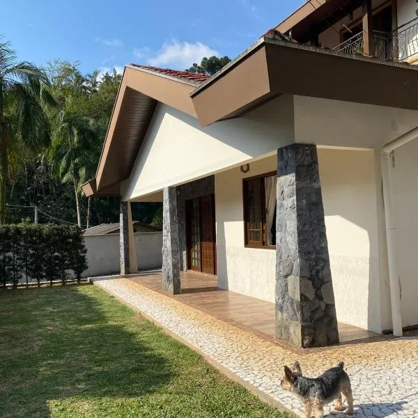 Casa ampla com área externa e estacionamento, Hotel in Brusque