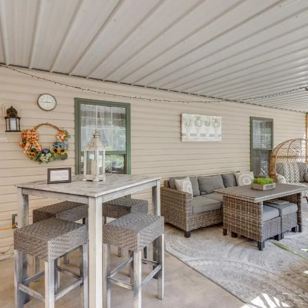 Foxes Den with Hot Tub, Pool Table and Fire Pit!, hotel in Troy