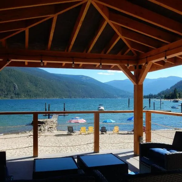 Beach front cabin near Nelson, BC: Nelson şehrinde bir otel