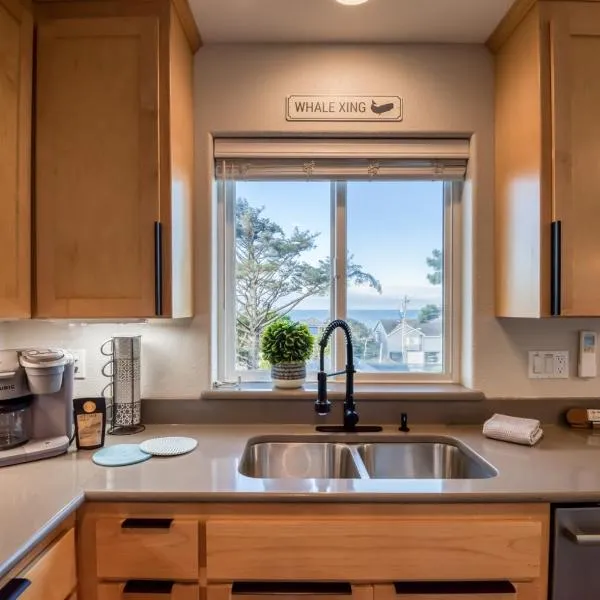 Pacific Peeks 2 - Oceanview Pet Friendly Retreat with EV Charging fee, hotel in Wecoma Beach