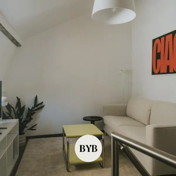 2 bedrooms triplex in historic heart of Liege, hotel a Liegi