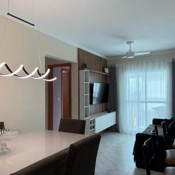 Apartamento Vista Mar Mirim 2 Dormitorios suite com Wifi para até 8 pessoas 1 vaga de estacionamento, hotel en Praia Grande