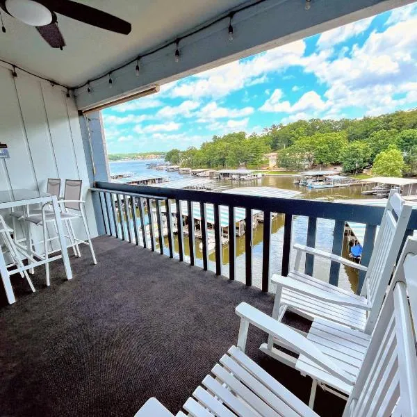 F Lakefront! Remodeled, Sleeps 4, Boat Slip, Patio, WiFi, Cable, Pool, hotel in Osage Beach