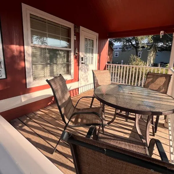 Angelina Cabin - Hot tub, heated pool, quite & relaxing, hotel v destinaci Austin