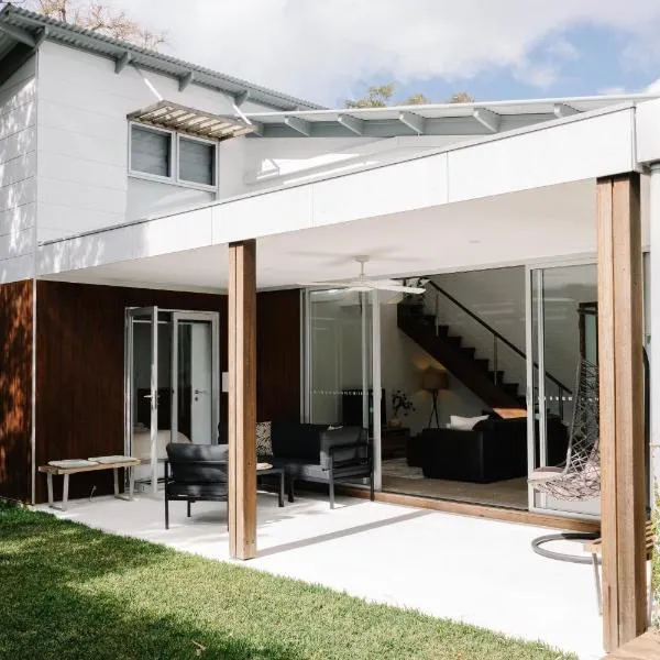 The Waratah House - Modern Coastal Retreat near Cafes & Beach, hotel in Mona Vale