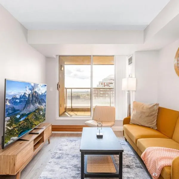 SkyView 2BR Plus Den Stunning Views Steps to SQ1 Mall, hotel em Mississauga