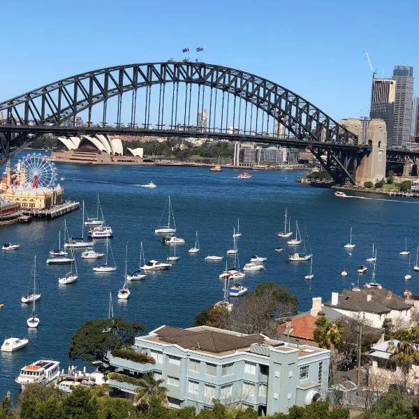 Breathtaking Sydney Harbour Views from Stylish Harbourside Studio, hotel en Sídney