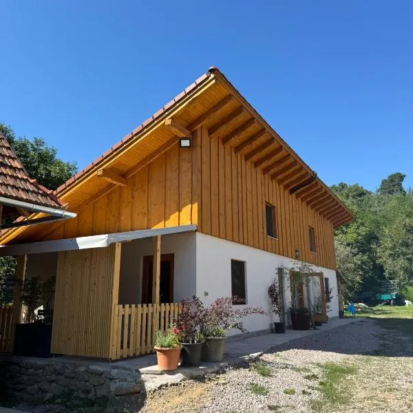 Rezi Pava, hotel di Pava