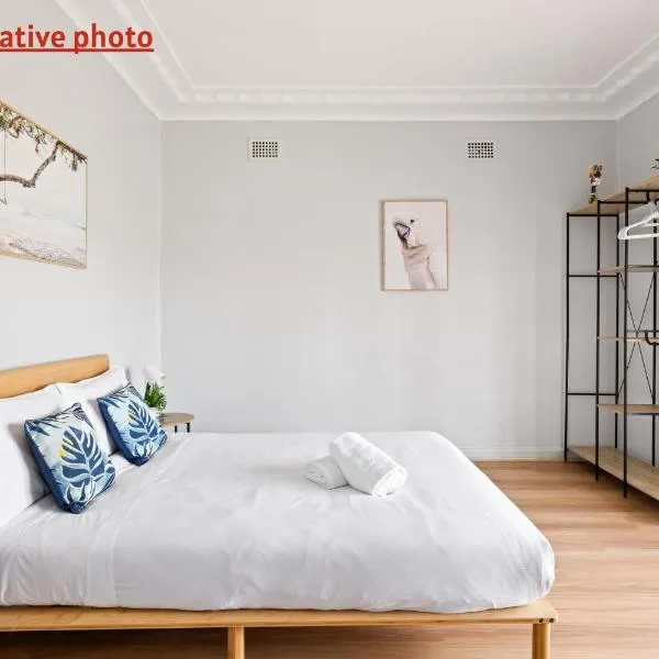 Budget Double Room in Belmore - Convenient Stay Near Shops - Shared Bathroom, hotel in Sydney