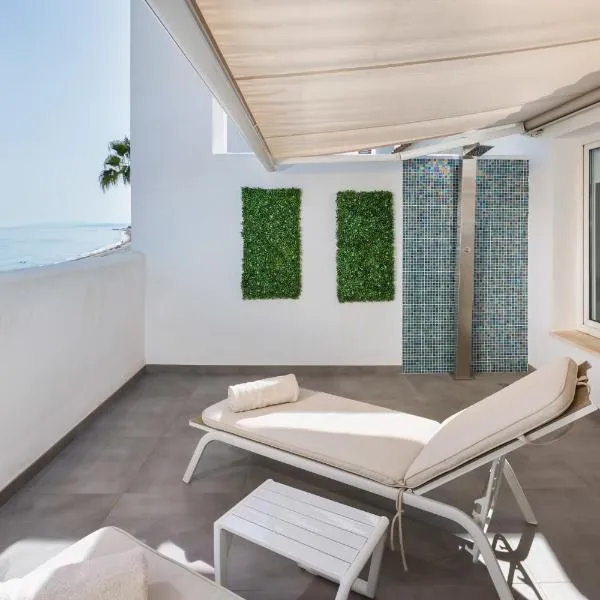 Casa adosada en primera línea de playa, Estepona, hotel en Estepona