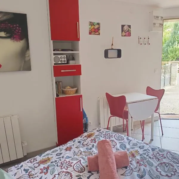 L'Echappée Romane，位于圣内克泰尔的酒店