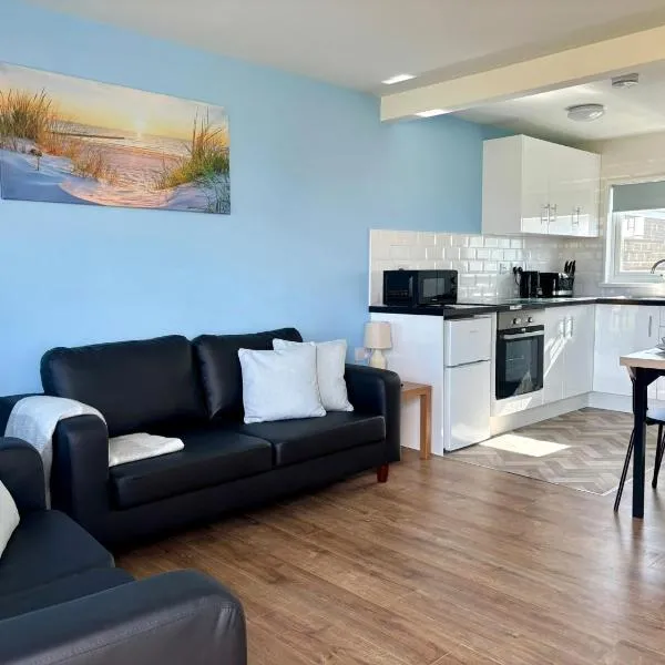 Modern Airy Chalets on popular California Sands Holiday Park - short walk to beach, Nr Norfolk Broads & Great Yarmouth, hotel v destinácii Scratby