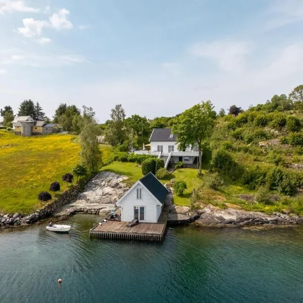 Sommerhytte med utsikt og båt, hotel in Hauge