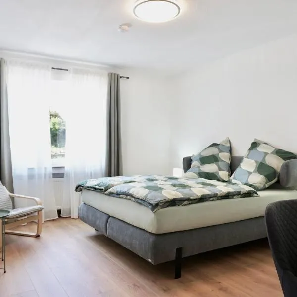 NEU I 2 Schlafzimmer für bis zu 8 Gäste mit schönem Balkon und privatem Stellplatz unmittelbar an der Mosel, hotel di Koblenz