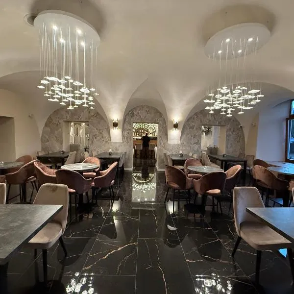 Hotel Jelen, hotel in Hlohovec
