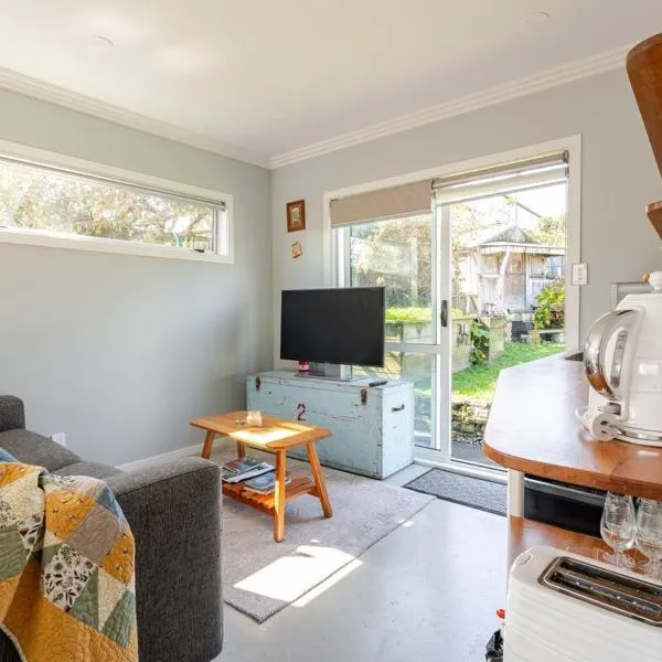 Modern Garden Cottage with Private Outdoor Area - New Lynn, Hotel in Auckland