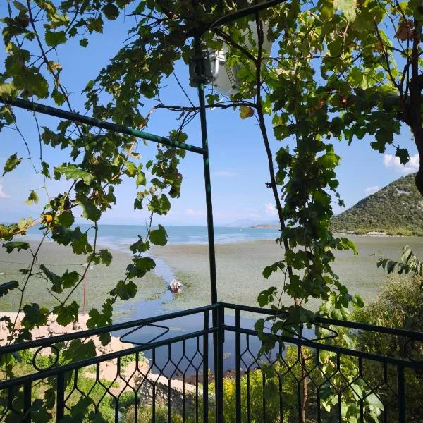 Pelican Bay House - Skadar Lake, hotel i Krnjice