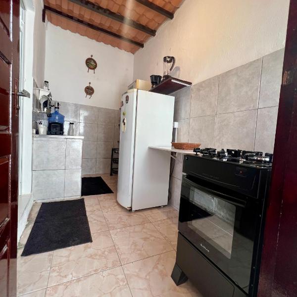 Casa estilo chale dúplex com 3 quartos, churrasqueira, balanço, chuveirão e a uma quadra da praia - Foto 4