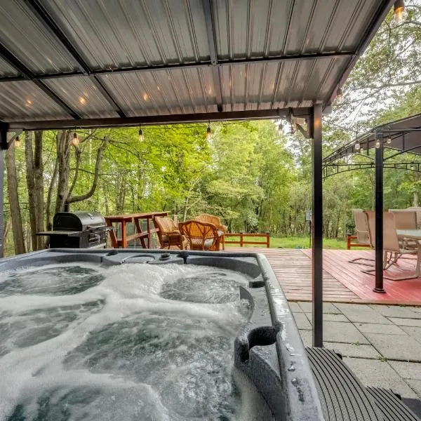 Stunning! Pocono Escape! HotTub Sauna Pool Ski Pet-Friendly Firepit Game Room Fireplace BBQ Lakes Tennis Fishing, hotel en Long Pond