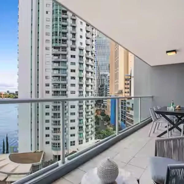 Holly's City Skyline-Views, Pool, Spa, CBD Central, hótel í Brisbane