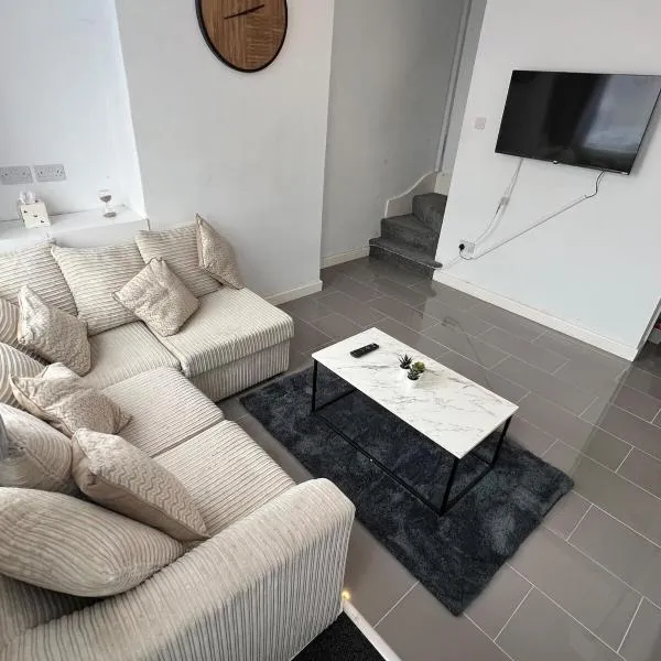 Stylish home Sleeps 4 Close to CBS Arena & City Centre with Garden、Longfordのホテル