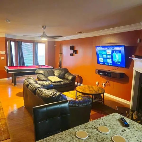 Amazing Large 3 Bed house with King Bed less than 10 miles to DTWN, hotel in Atlanta