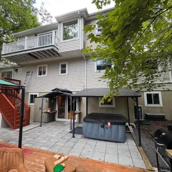 Stunning! Pocono Escape! HotTub Sauna Pool Ski Pet-Friendly Firepit Game Room Fireplace BBQ Lakes Tennis Fishing, hotel v mestu Long Pond